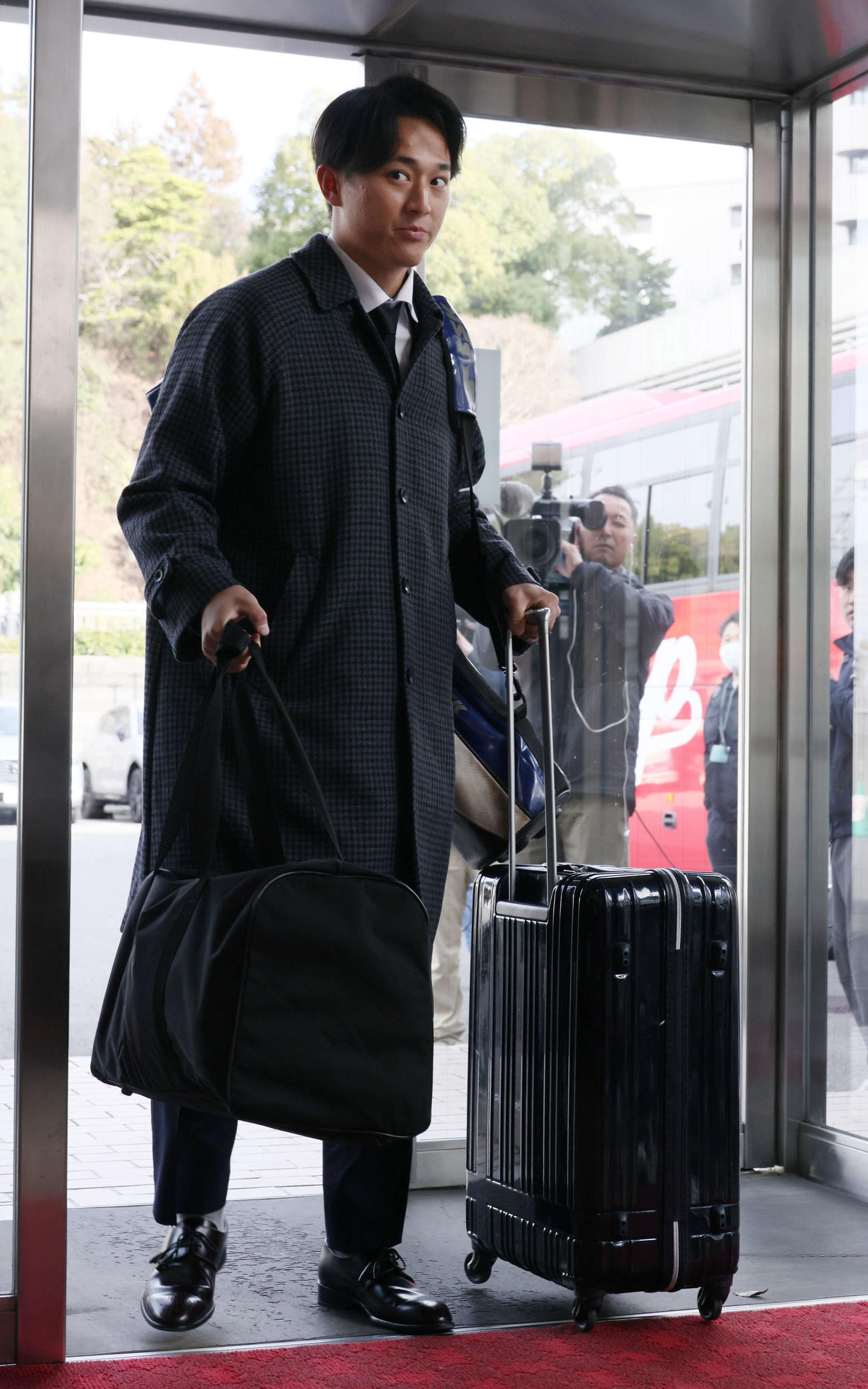 入寮する広島ドラフト1位の佐々木（撮影・加藤孝規）