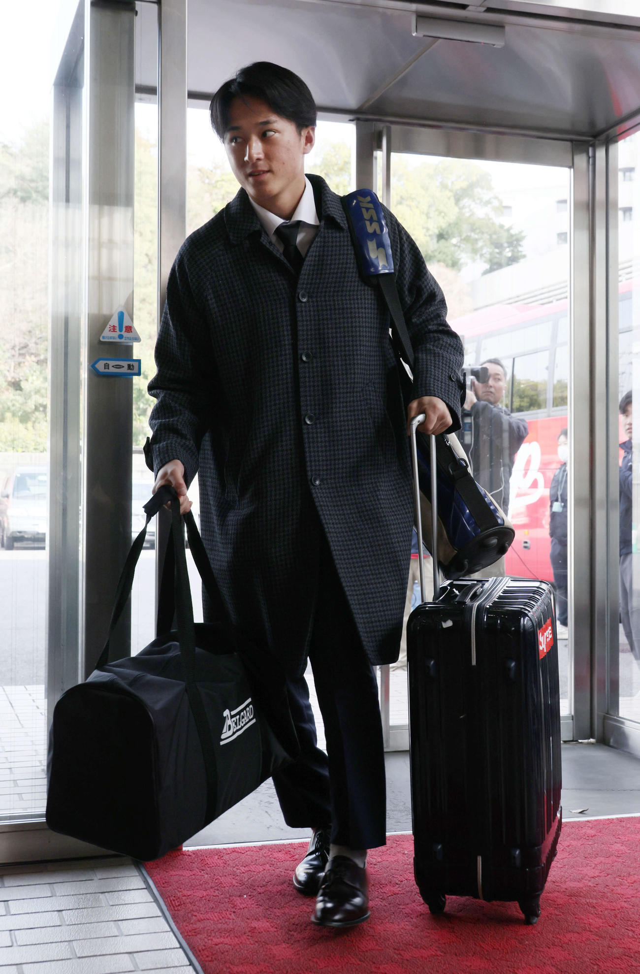 入寮する広島ドラフト1位の佐々木（撮影・加藤孝規）