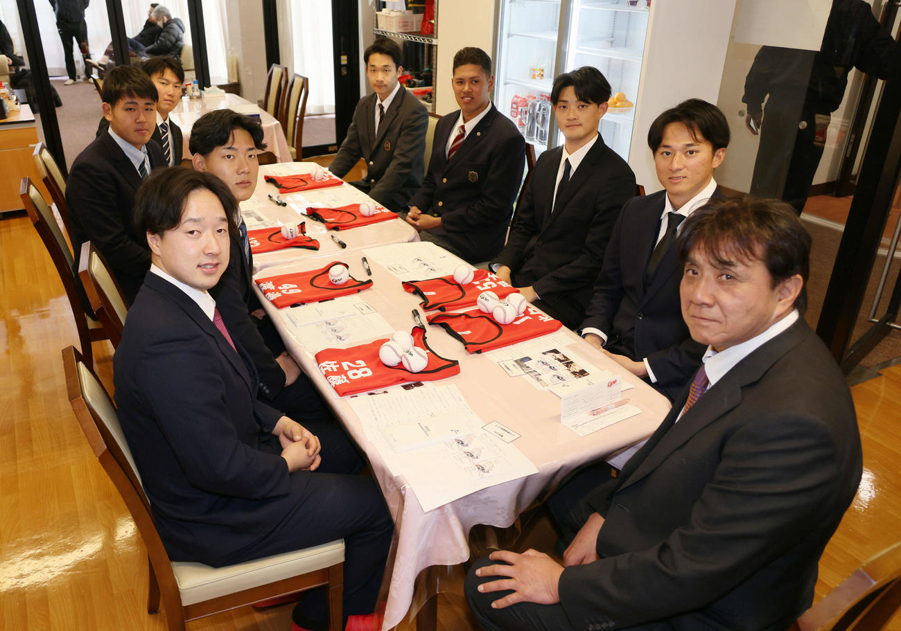 入寮後、ミーティングに参加する新人選手ら。右手前から時計回りに、畝寮長、ドラフト2位の佐藤柳、ドラフト4位の渡辺、育成1位の小船、育成3位の安竹、育成2位の竹下、ドラフト5位の菊地、ドラフト3位の岡本、ドラフト1位の佐々木（撮影・加藤孝規）