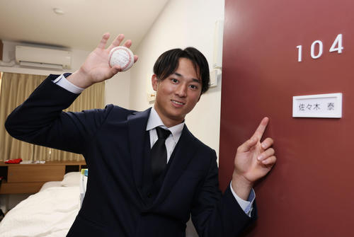 【広島】ドラ１佐々木泰が出世部屋「104」号室入室　祖父作成の記事ファイル持ち込み決意新た