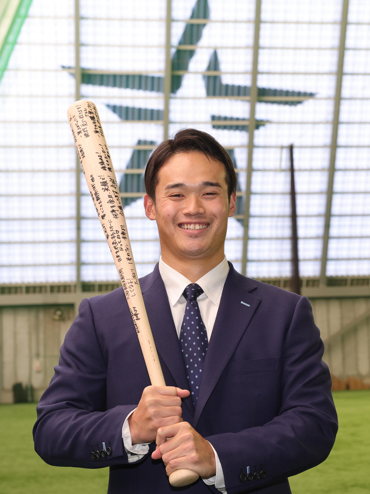 中学時代のクラブチームのチームメートからのメッセージが入ったバットを手に入寮したDeNA加藤（撮影・野上伸悟）
