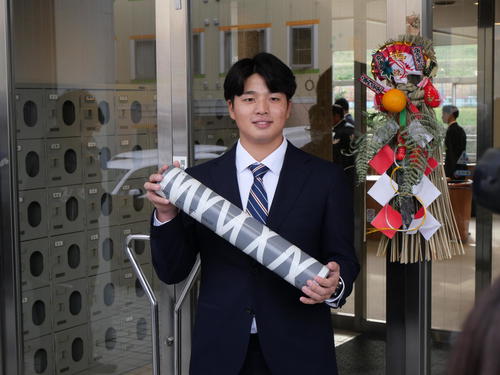 大学時代から愛用するストレッチ器具を持参し、入寮したヤクルトドラフト1位の中村優）
