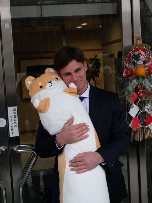 柴犬の抱き枕を持参して入寮したドラフト2位のヤクルト・モイセエフ（撮影・上田悠太）
