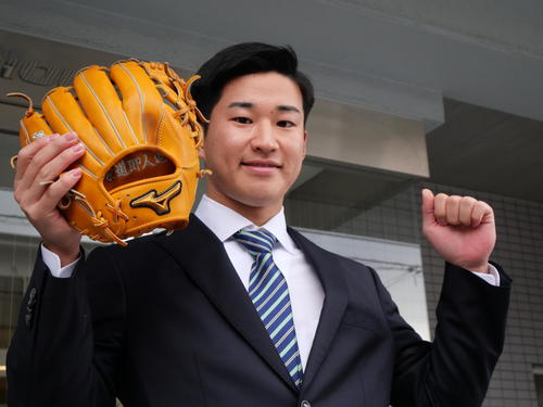 宮本慎也氏から贈られたグラブを手に入寮したドラフト4位の田中陽翔