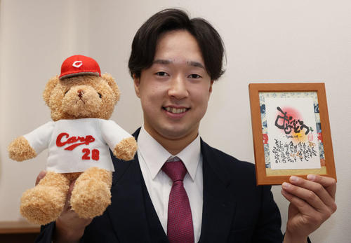入寮に際しプレゼントされた手作りのぬいぐるみや色紙を持参した広島ドラフト2位の佐藤柳（撮影・加藤孝規）