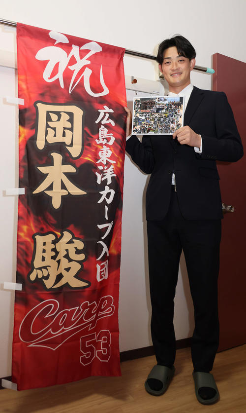 入寮した広島ドラフト3位の岡本はお祝いの幟や活躍したシーンなどを集めた写真を持参（撮影・加藤孝規）