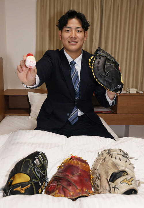 入寮した広島ドラフト4位の渡辺はキャッチャーミット、ファーストミット、グラブなどを持参（撮影・加藤孝規）