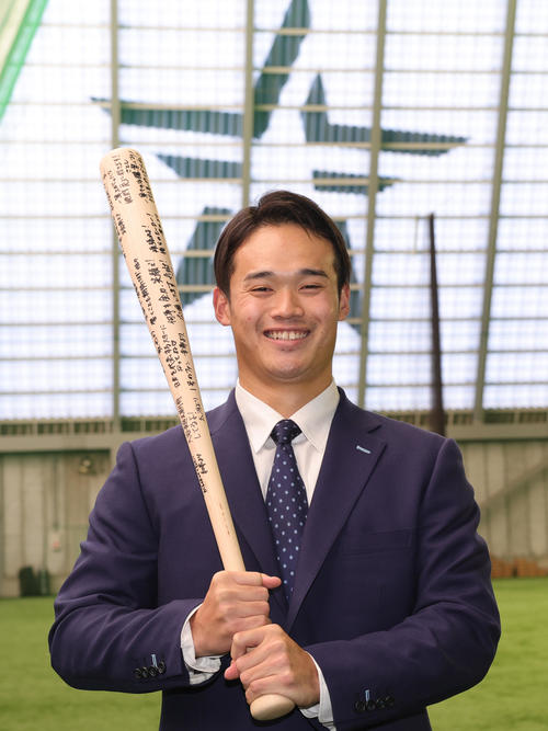 中学時代のクラブチームのチームメートからのメッセージが入ったバットを手に入寮したDeNA加藤（撮影・野上伸悟）