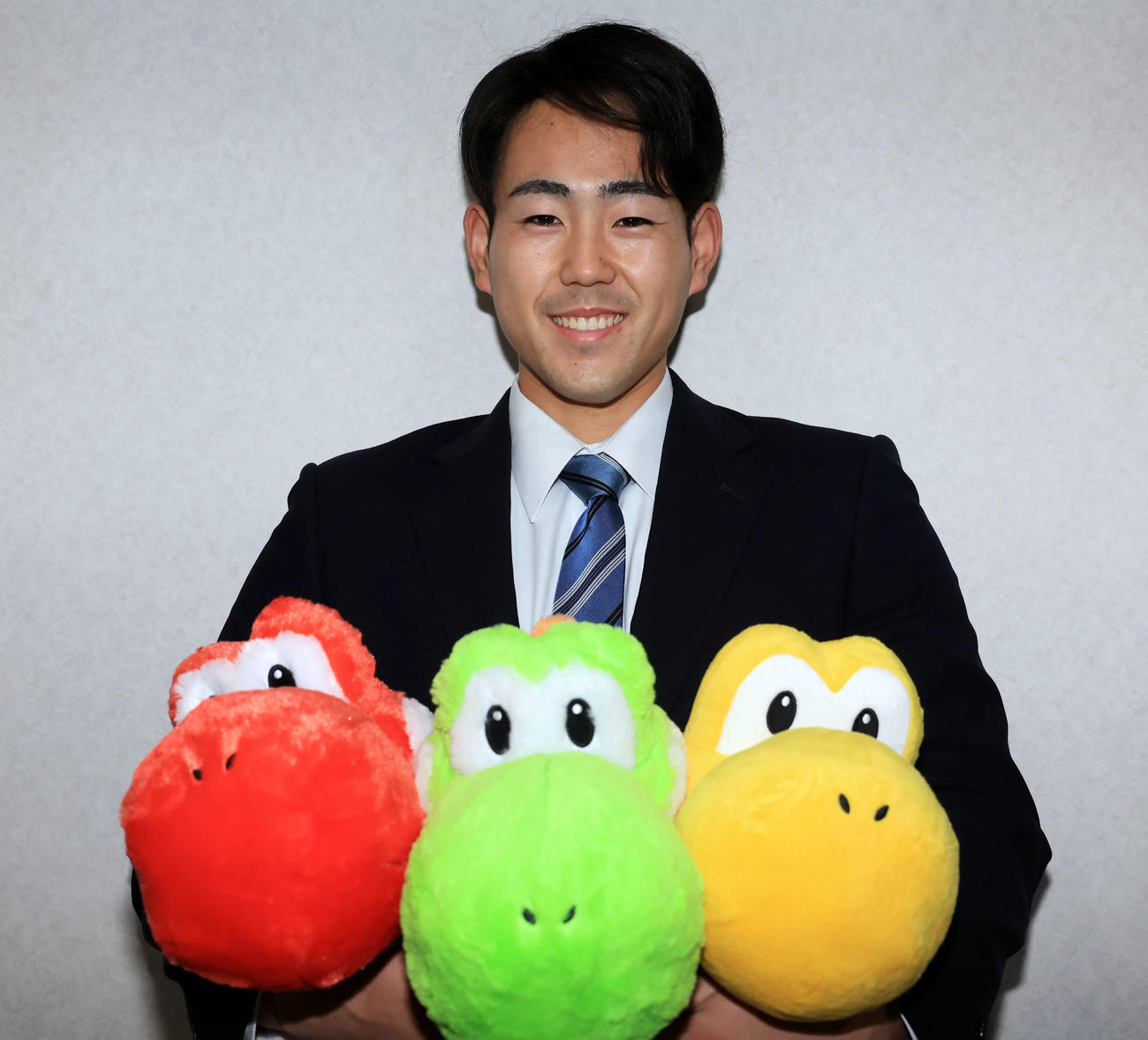 千葉ロッテマリーンズ寮に入寮し、持参したぬいぐるみを披露する長島（撮影・浅見桂子）