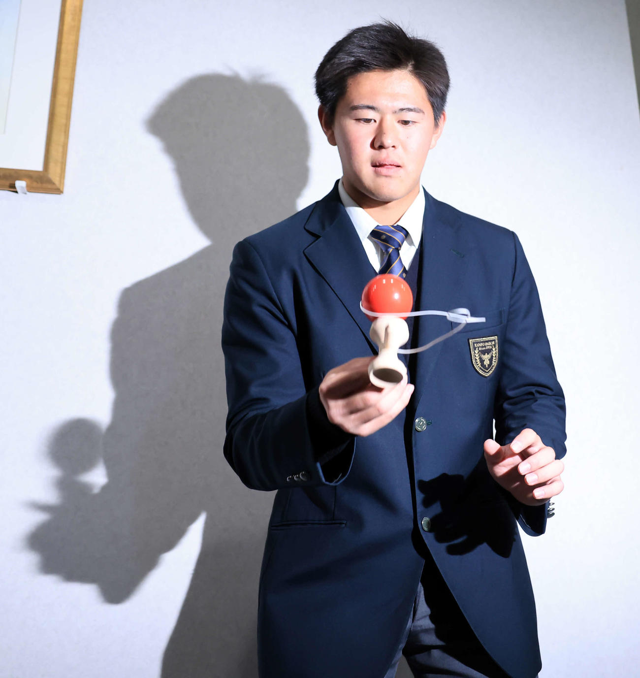 千葉ロッテマリーンズ寮に入寮した坂井は、持参したけん玉で技を披露する（撮影・浅見桂子）