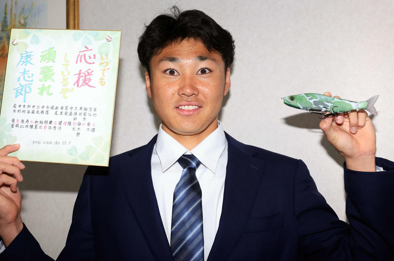 千葉ロッテマリーンズ寮に入寮した広池はルアーと色紙を持参（撮影・浅見桂子）