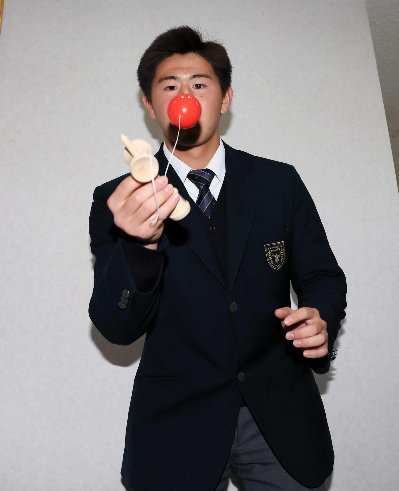 千葉ロッテマリーンズ寮に入寮した坂井は、持参したけん玉で技を披露する（撮影・浅見桂子）