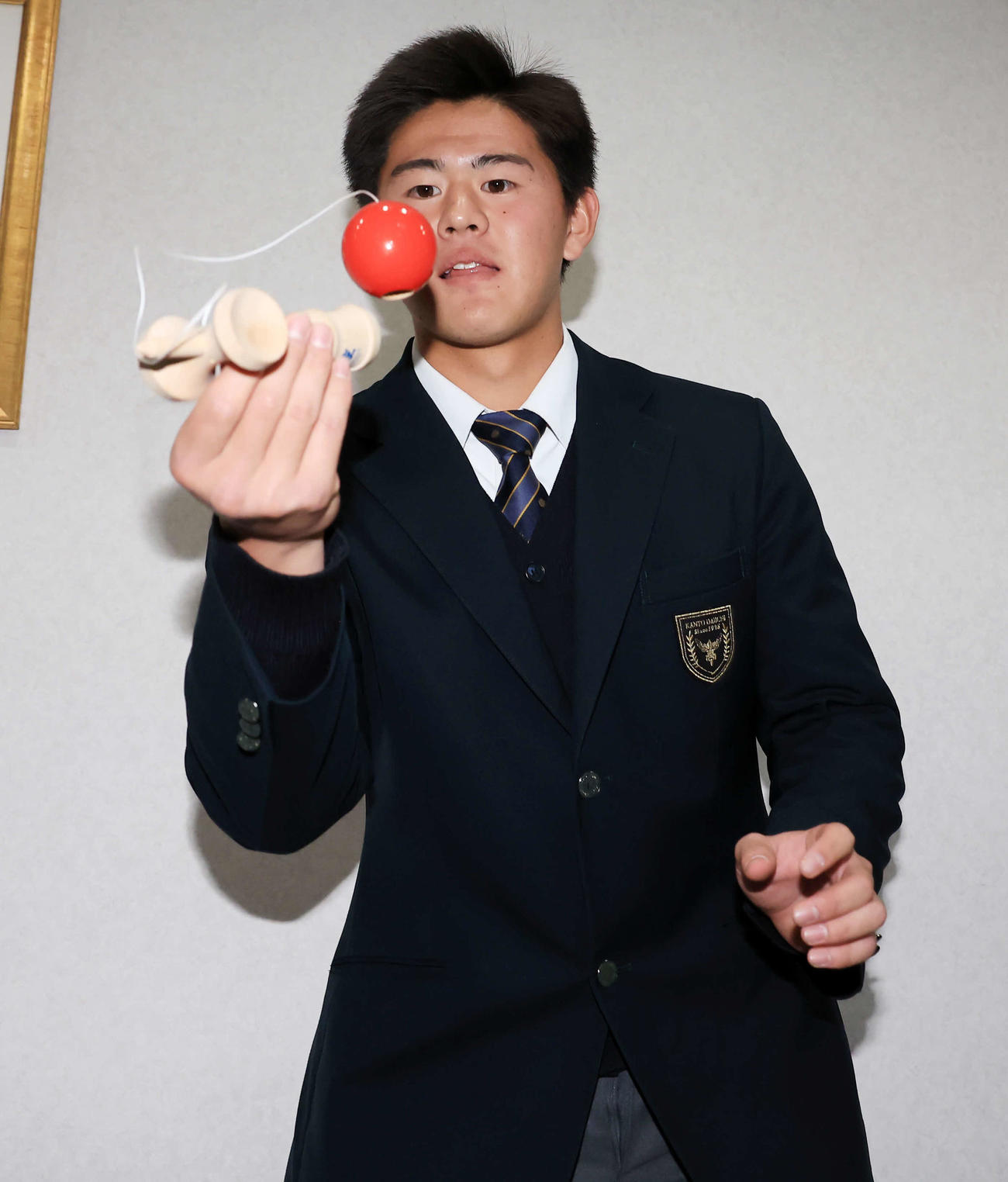 千葉ロッテマリーンズ寮に入寮した坂井は、持参したけん玉で技を披露する（撮影・浅見桂子）