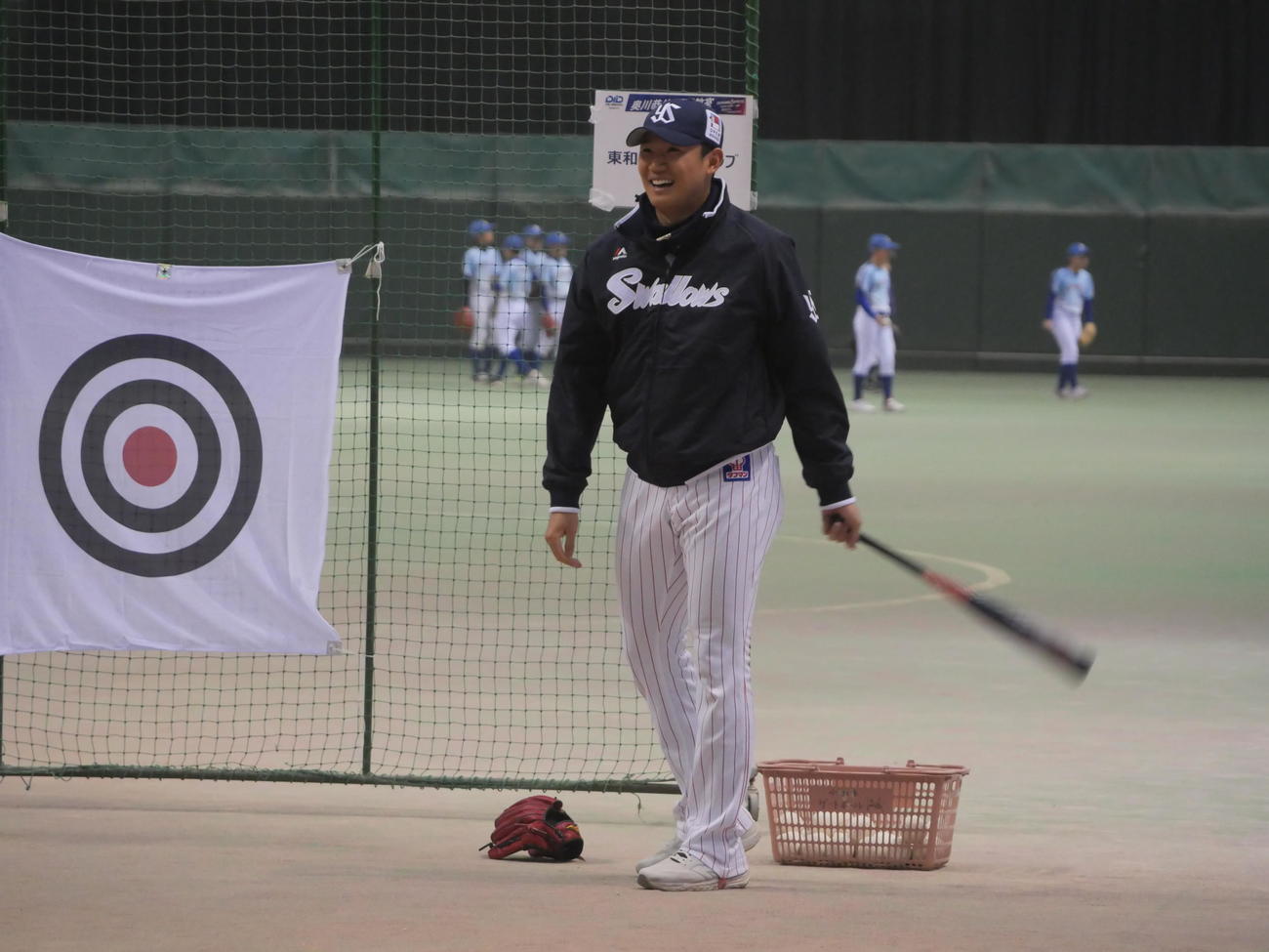 子どもたちにノックを打つヤクルト奥川（撮影・上田悠太）