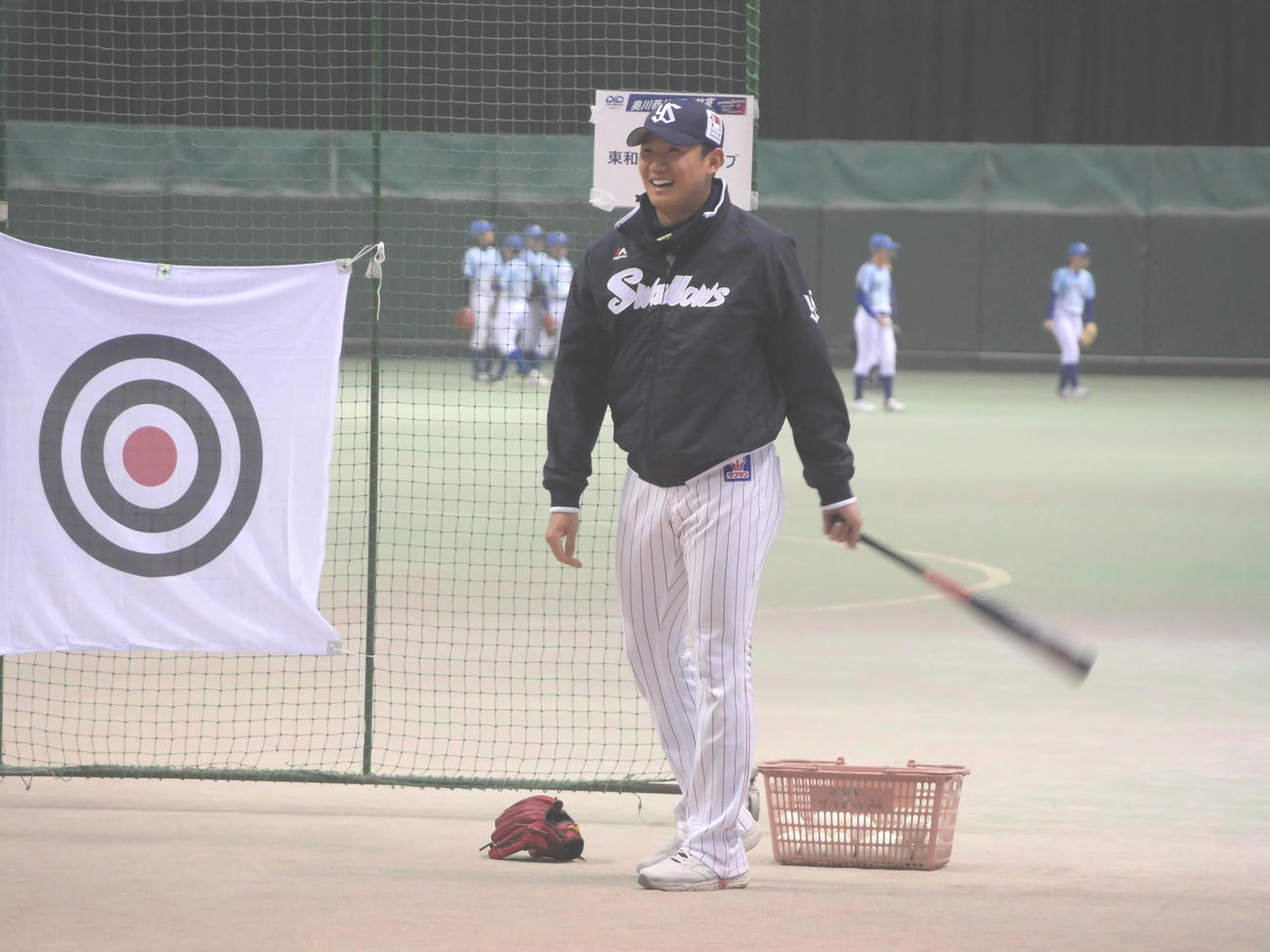 子どもたちにノックを打つヤクルト奥川（撮影・上田悠太）
