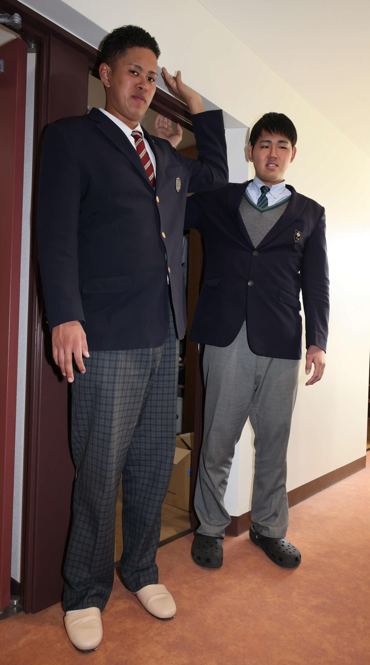 背の高いドラフト5位の菊地（左）と育成1位の小船（撮影・加藤孝規）