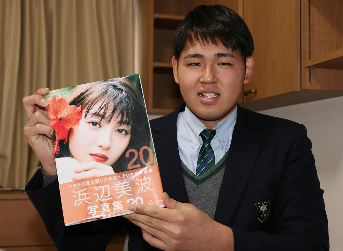 入寮した育成1位の小船は浜辺美波の写真集を持参（撮影・加藤孝規）