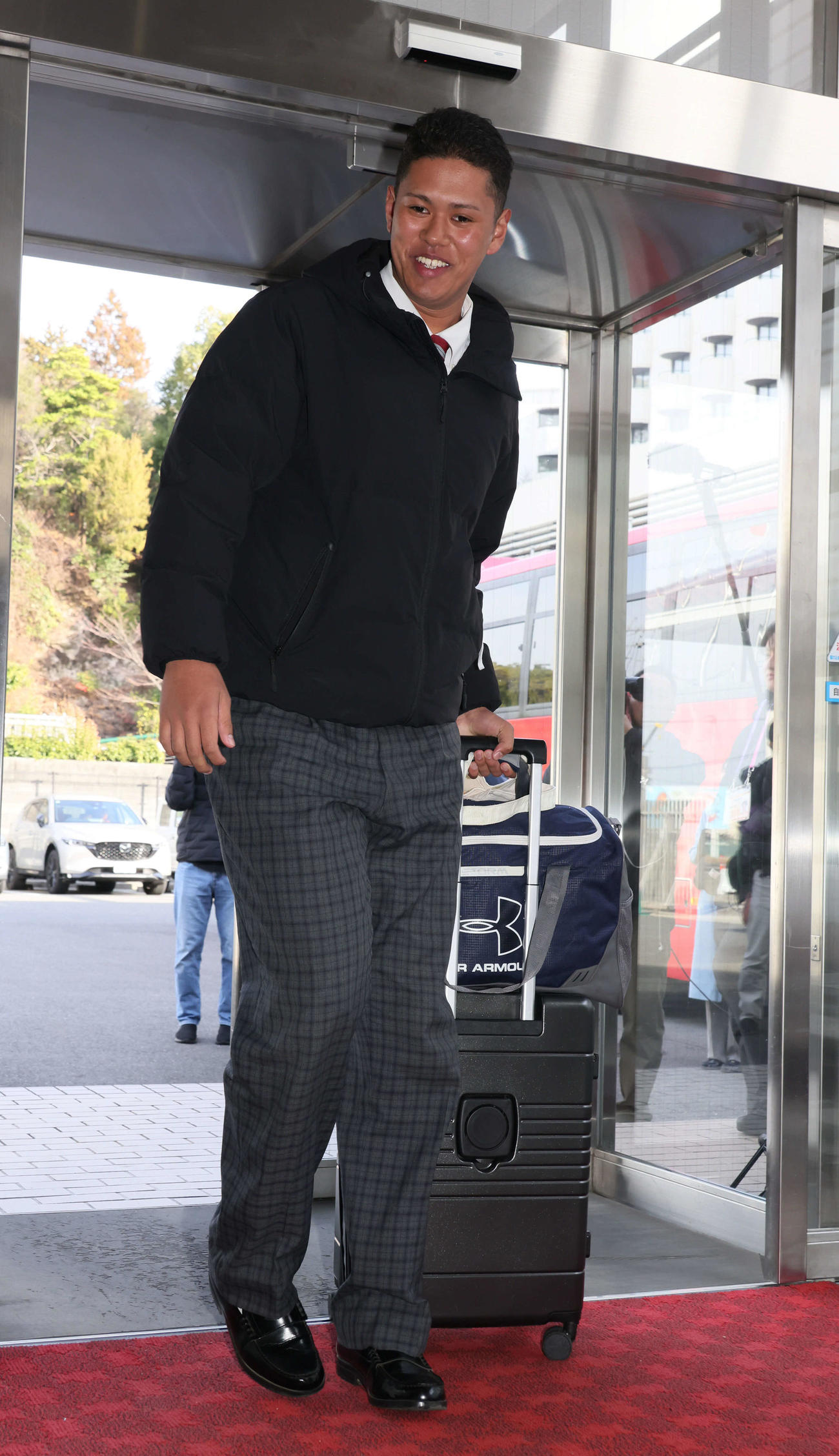 入寮する広島ドラフト5位の菊地（撮影・加藤孝規）