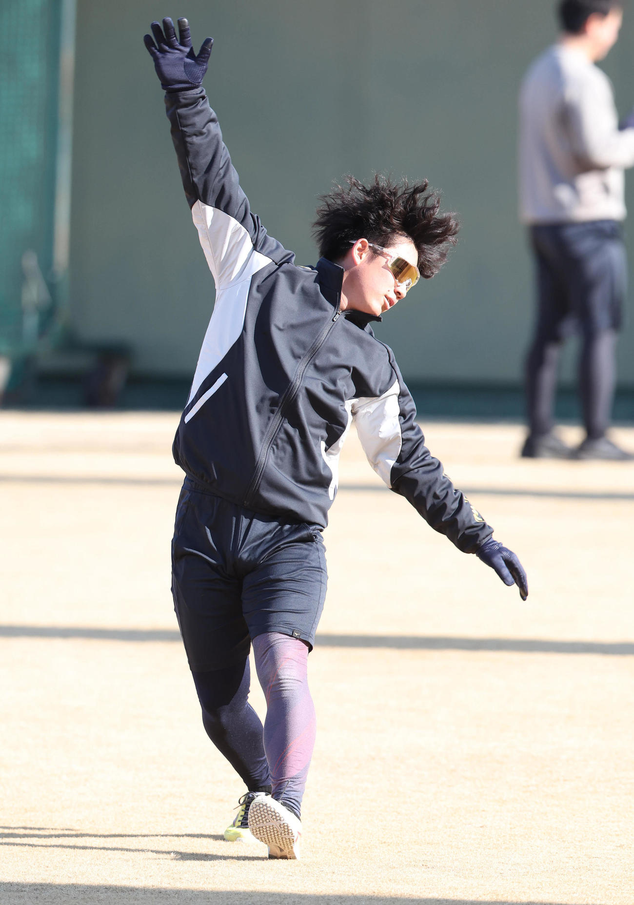 自主トレでストレッチする阪神伊原（撮影・白石智彦）