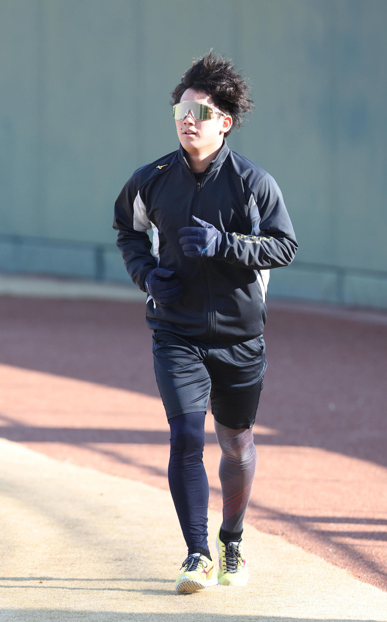 自主トレでキャッチボールする阪神伊原（撮影・白石智彦）