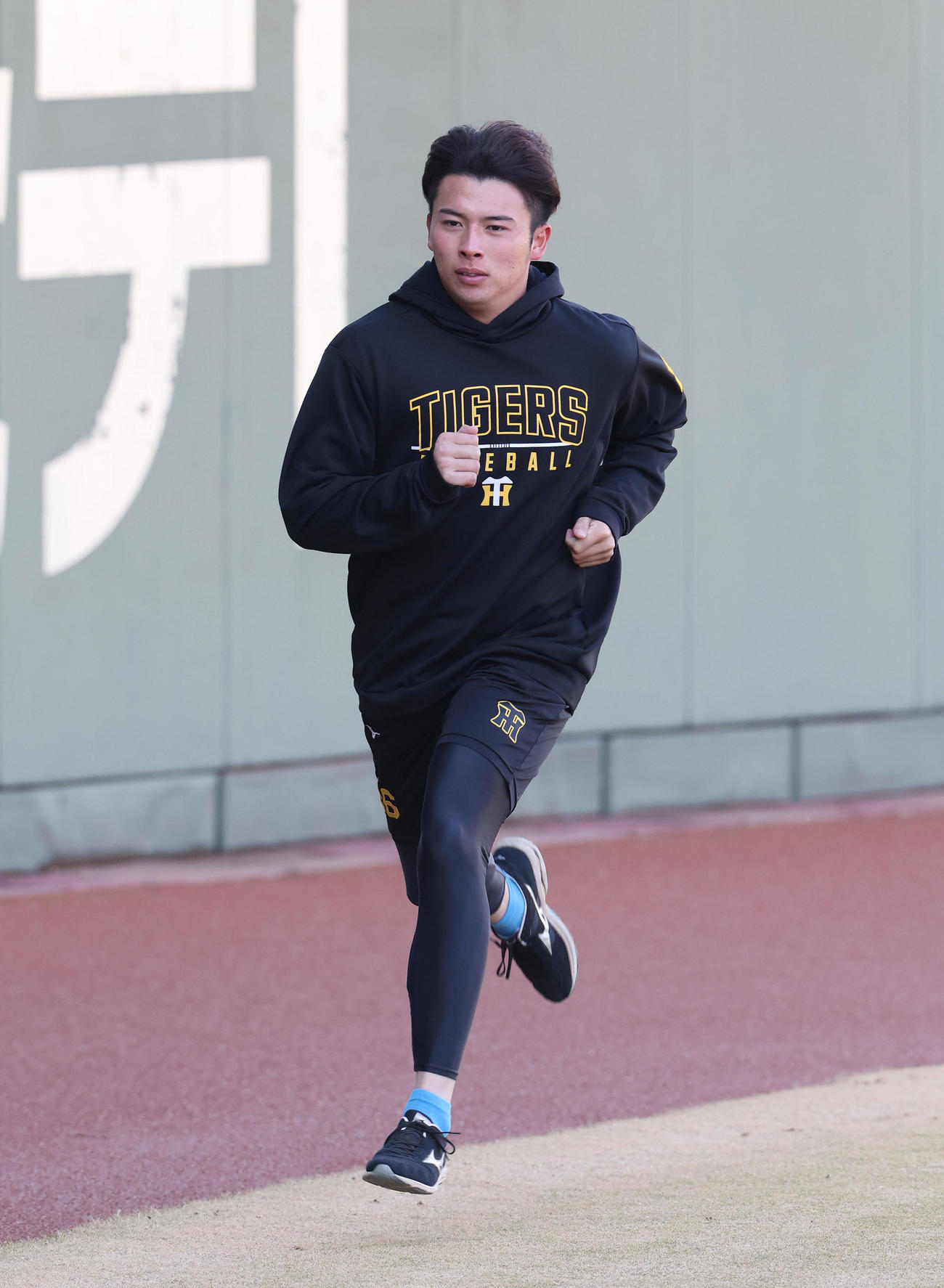 自主トレでランニングする阪神椎葉（撮影・白石智彦）