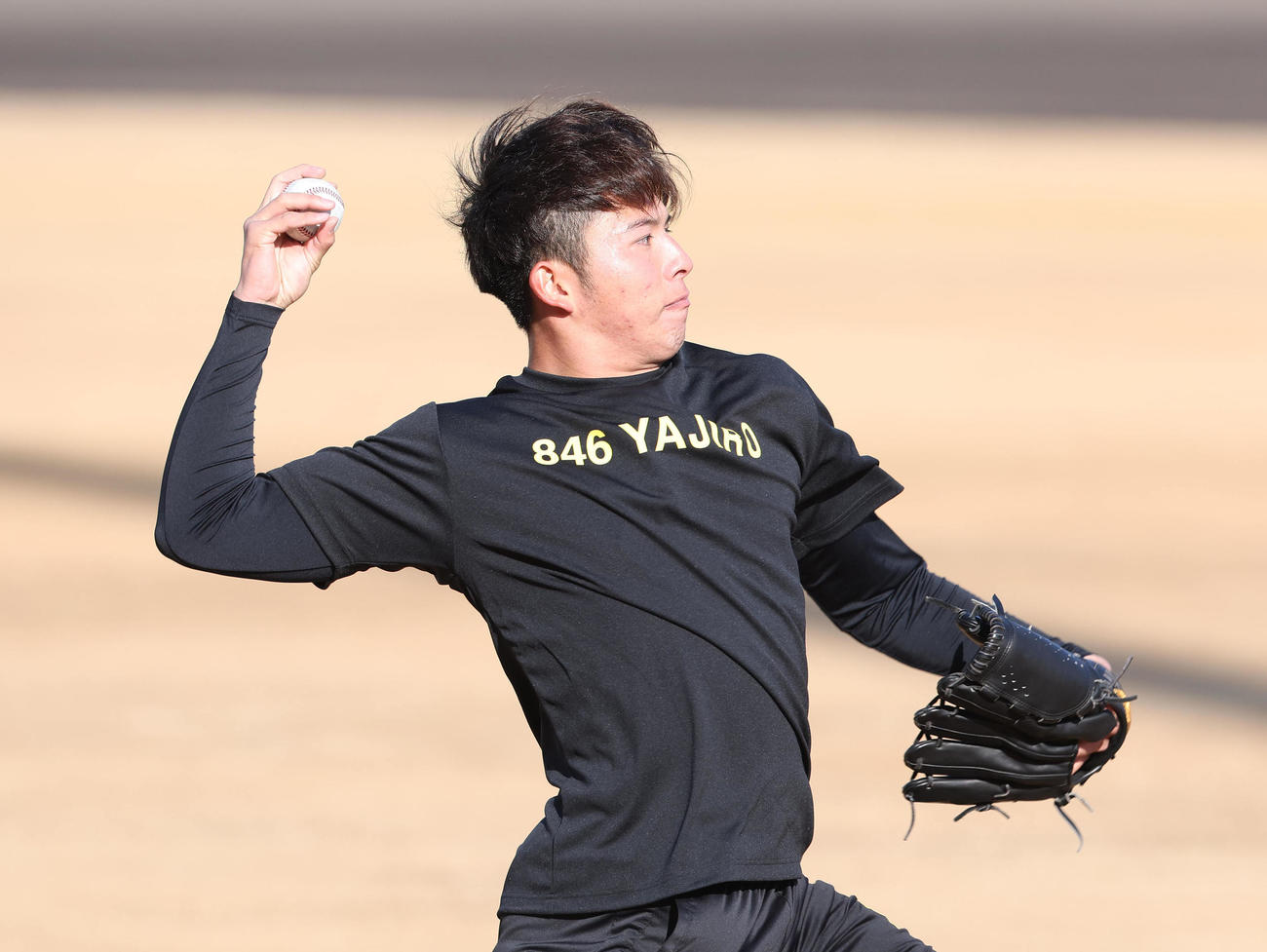 自主トレでキャッチボールする阪神椎葉（撮影・白石智彦）