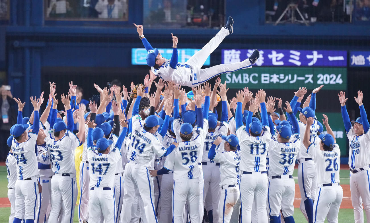 SMBC日本シリーズ2024第6戦　DeNA対ソフトバンク　日本一を決め、ナインに胴上げされるDeNA三浦大輔監督（2024年11月3日撮影）
