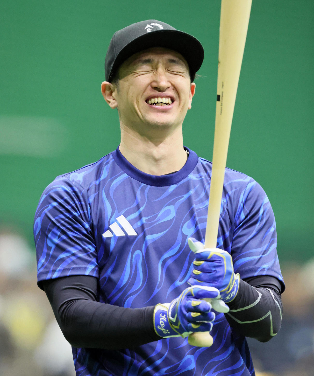 自主トレを公開しバットを手に笑顔を見せる近本光司（24年12月28日撮影）