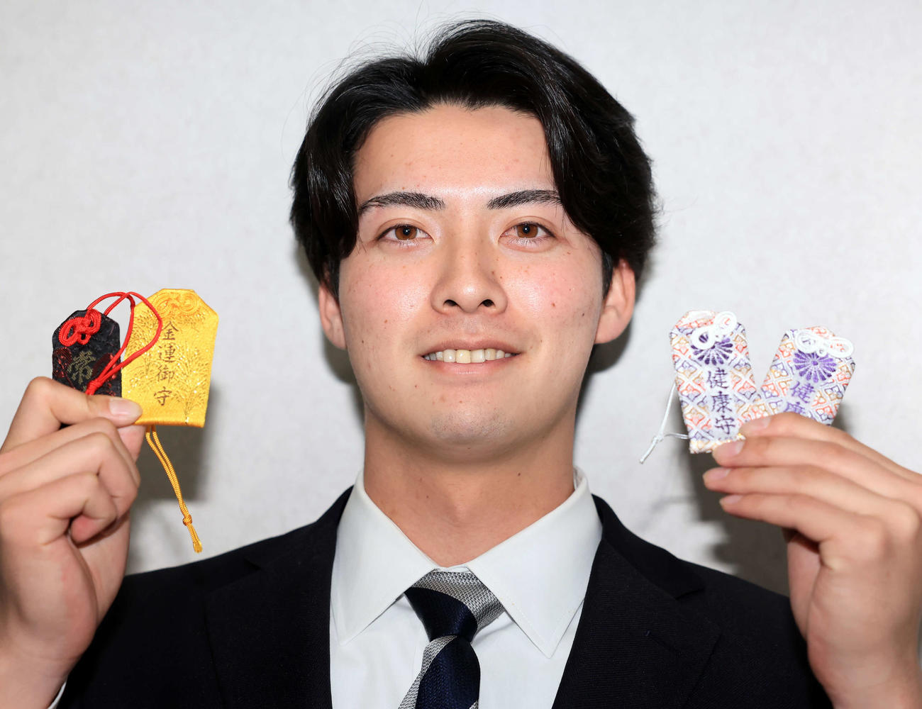 千葉ロッテマリーンズ寮に入寮した一條は金運、健康などお守り4つを持参（撮影・浅見桂子）