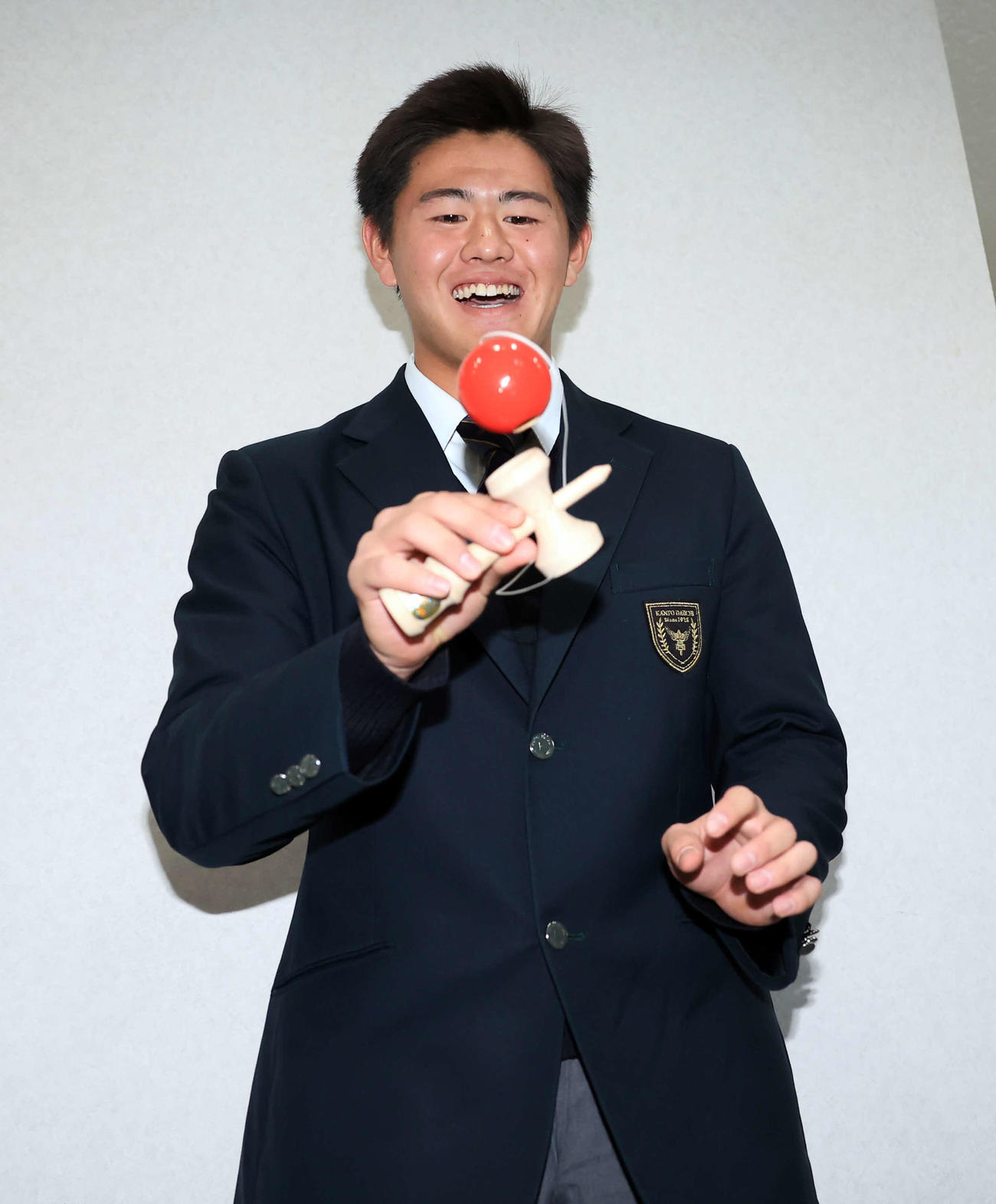 千葉ロッテマリーンズ寮に入寮した坂井は、持参したけん玉で技を披露する（撮影・浅見桂子）
