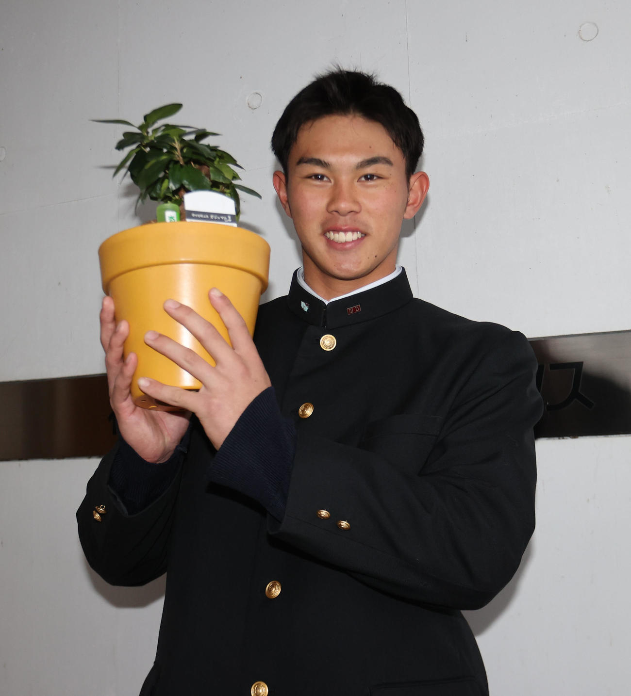 自分の部屋に観葉植物を持ち込んだソフトバンク4位指名の宇野（撮影・梅根麻紀）
