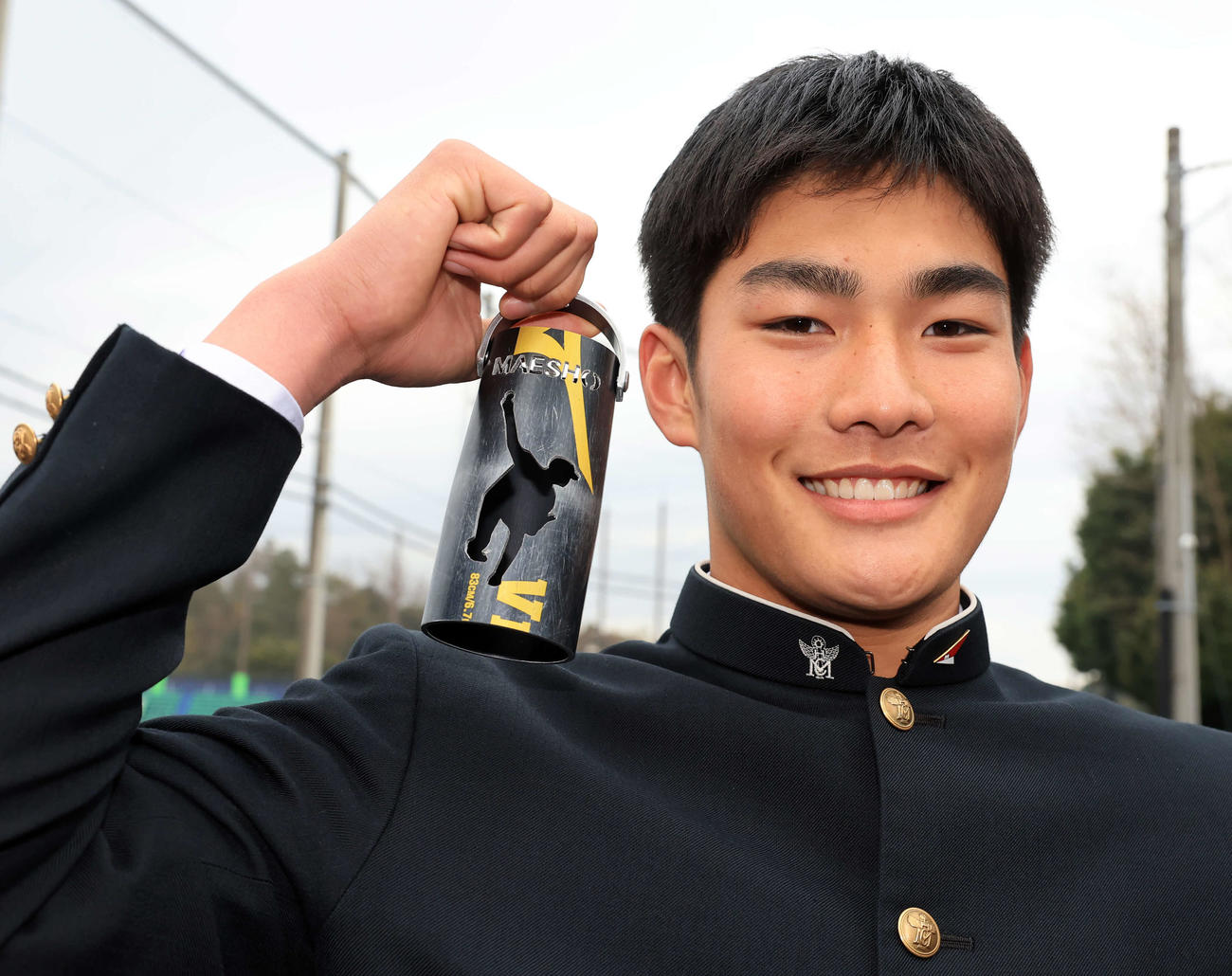 日本ハム勇翔寮に入寮し、廃材の金属バットで作ったランタンを手に笑顔の清水大（撮影・浅見桂子）