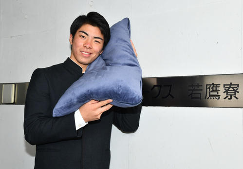 入寮にオーダーメードの枕を持参したソフトバンクドラフト1位の村上(撮影・岩下翔太)