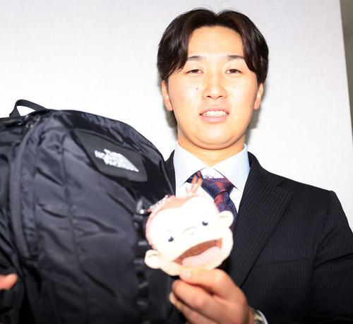 千葉ロッテマリーンズ寮に入寮し、カバンにつけたおさるのジョージを見せる宮崎(撮影・浅見桂子)