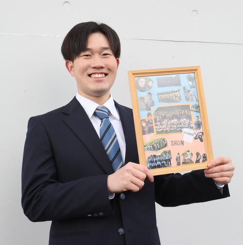大事な仲間の写真パネルを持ち込んだドラフト3位の安徳投手(撮影・梅根麻紀)