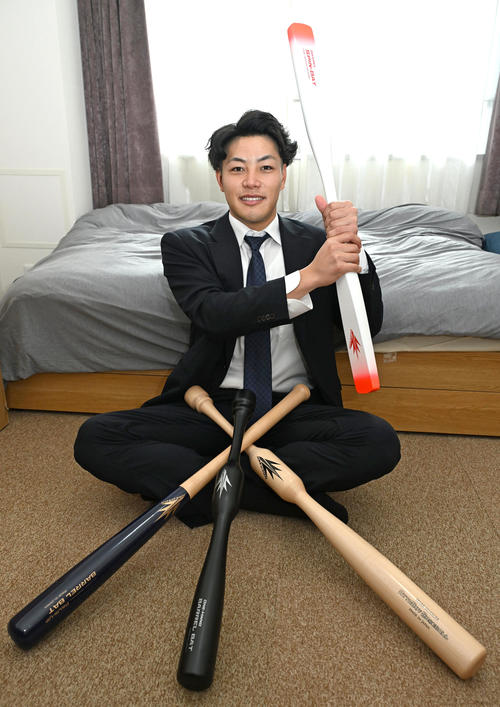 トレーニングバットを持って入寮したオリックスドラフト1位の麦谷(撮影・石井愛子)