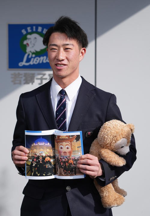 入寮した西武ドラフト1位金沢高・斎藤はダッフィーのぬいぐるみとディズニーランドでの思い出の写真を披露する(撮影・足立雅史)
