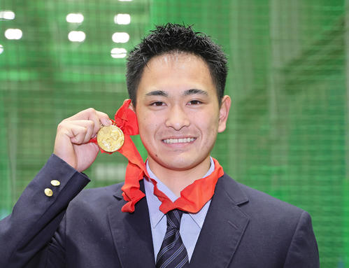 西武育成5位京都国際高・沢田は甲子園の優勝メダルを手に入寮する(撮影・足立雅史)