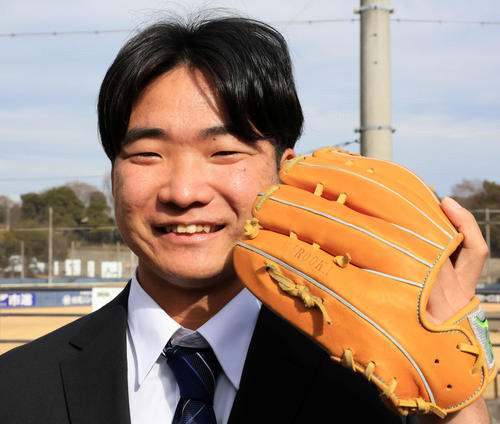 日本ハム勇翔寮に、早大・小宮山監督から贈られた練習用グラブを持参し、笑顔を見せる山県秀(撮影・浅見桂子)
