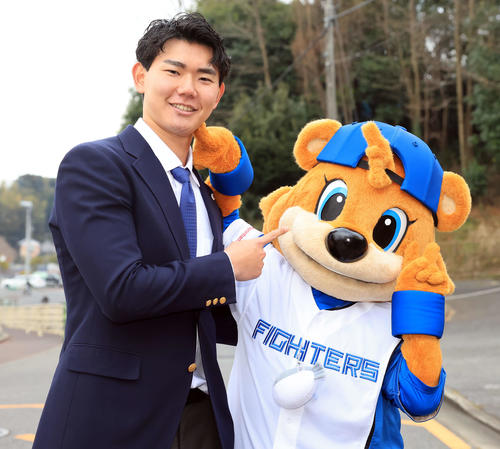 日本ハム勇翔寮に入寮した浅利は、出迎えたマスコットのC・Bと笑顔で戯れる(撮影・浅見桂子)