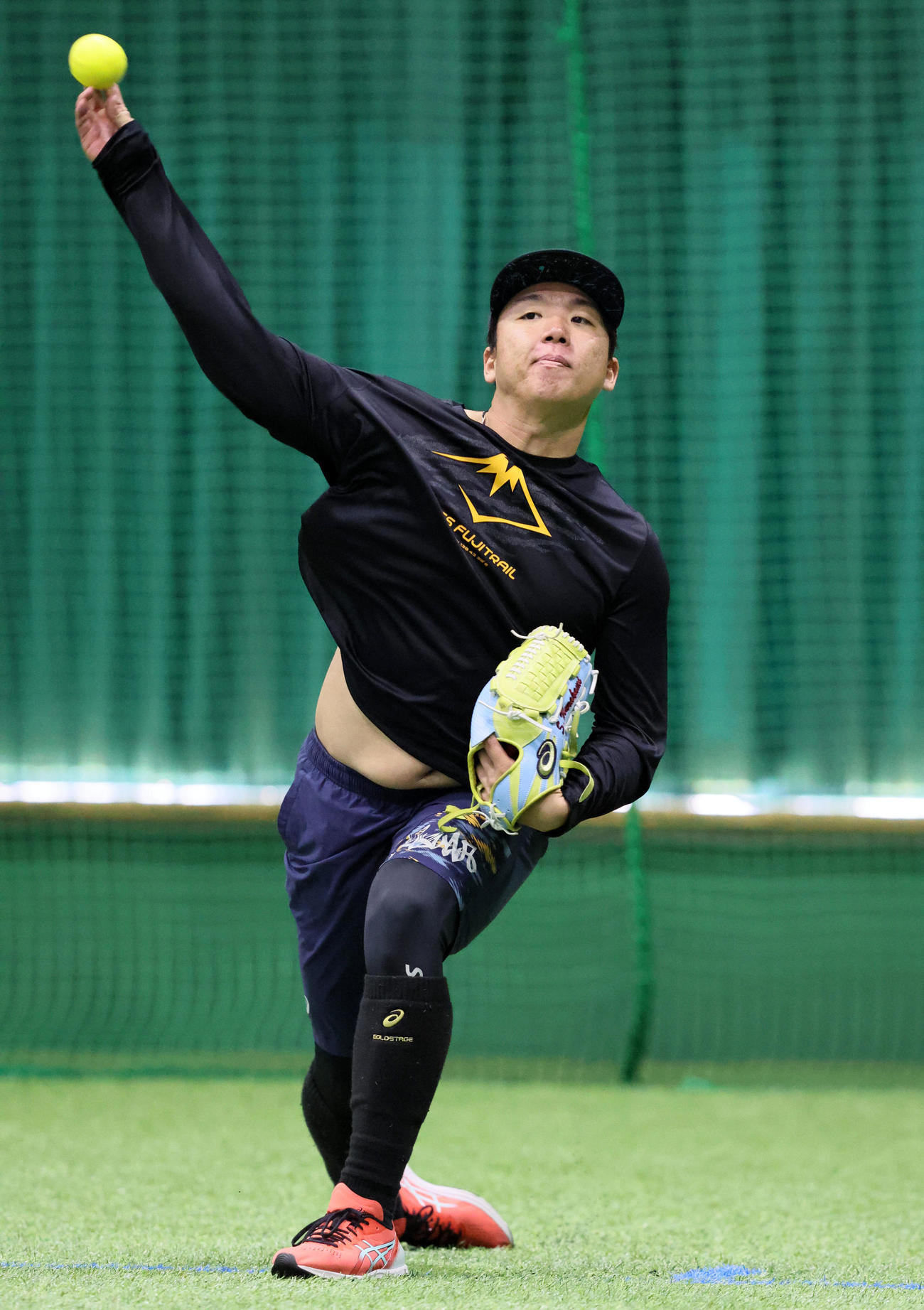 24年12月28日、近本とともに自主トレを公開しキャッチボールする村上頌樹