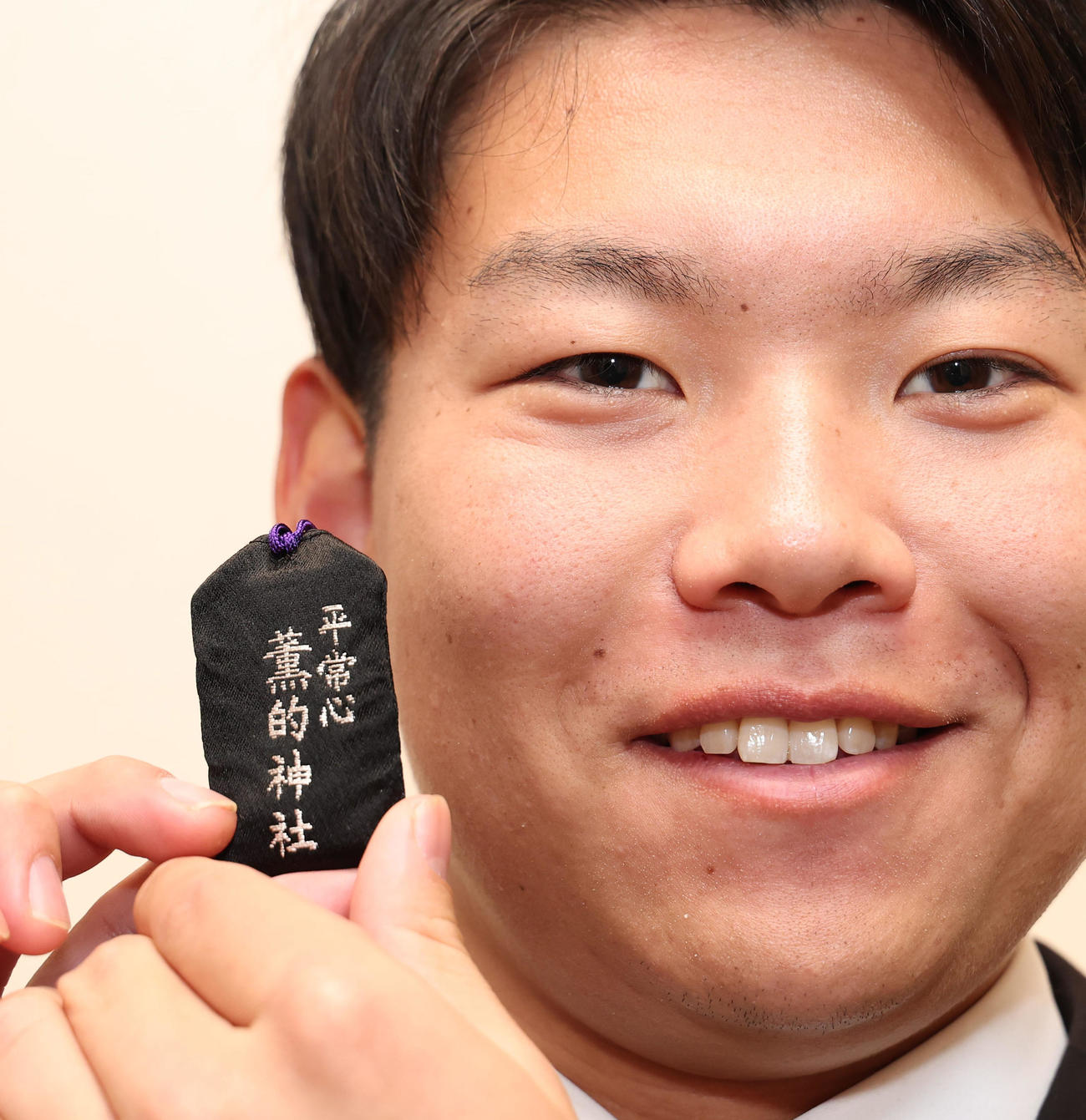 虎風荘に入寮し家族からもらったお守りを披露する嶋村