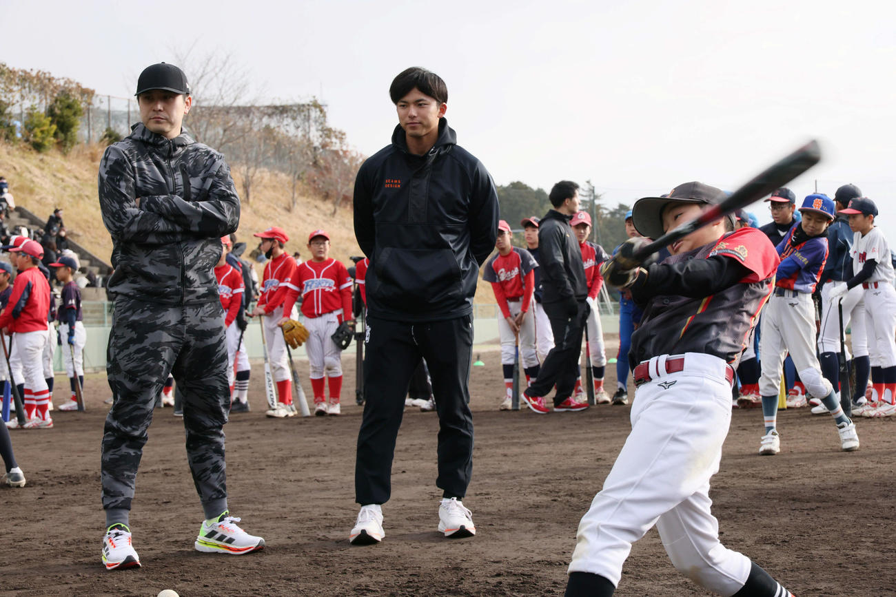 広陵高OB会野球教室で、小学生の打撃練習を見守る楽天ドラフト1位の宗山（中央）とDeNA佐野（2024年12月撮影）