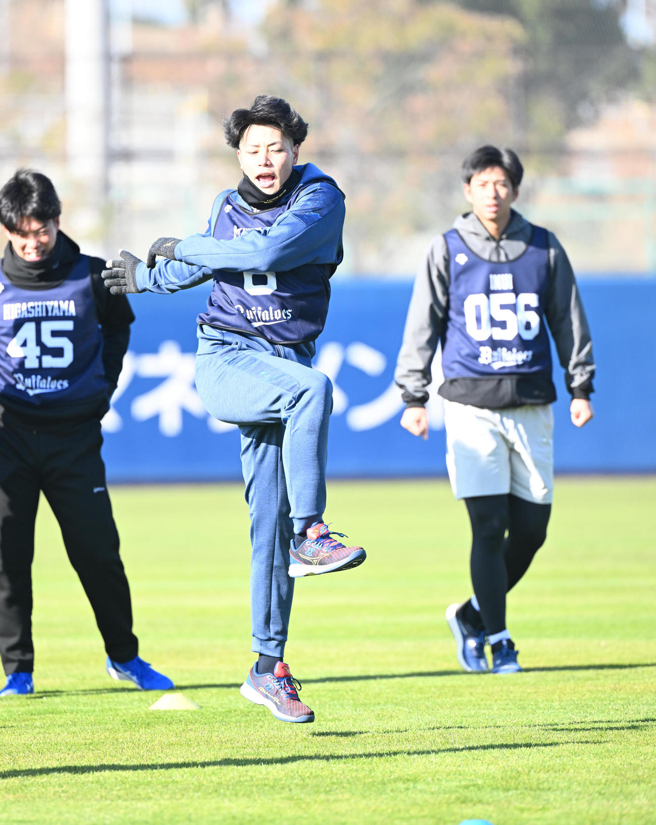 新人合同自主トレでウオームアップするオリックス1位・麦谷（撮影・和賀正仁）