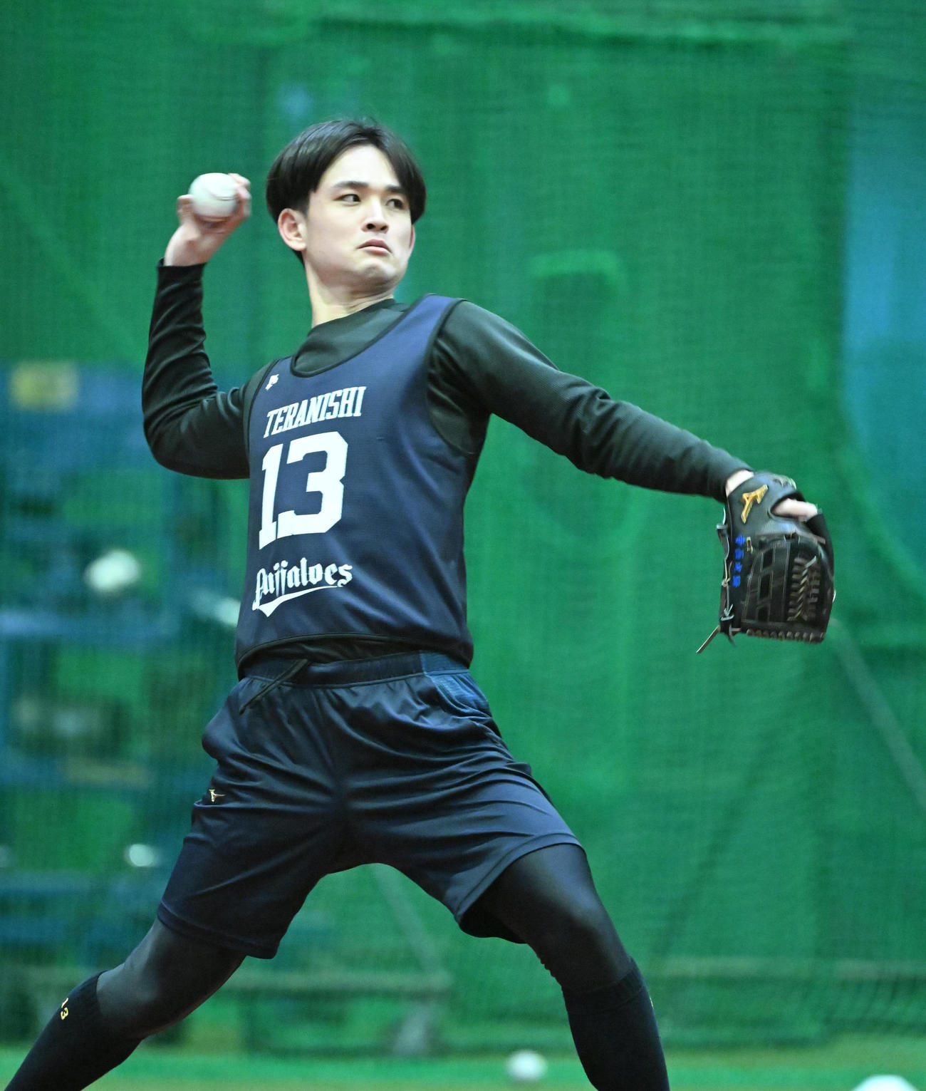 新人自主トレ初日、キャッチボールするオリックス2位・寺西（撮影・和賀正仁）