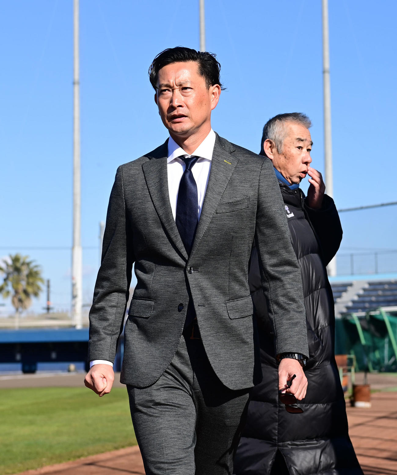 新人の合同自主トレを視察するオリックス岸田監督（撮影・和賀正仁）