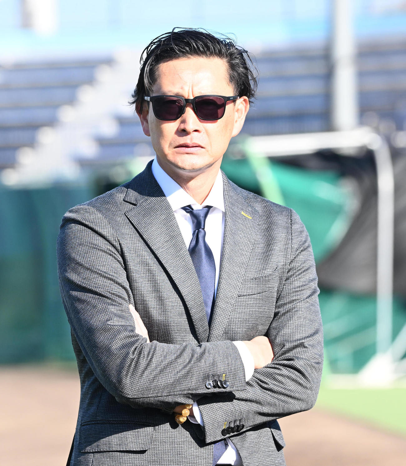 新人の合同自主トレを視察するオリックス岸田監督（撮影・和賀正仁）