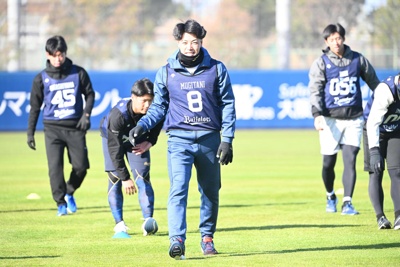 新人合同自主トレでウオームアップするオリックス1位・麦谷（撮影・和賀正仁）