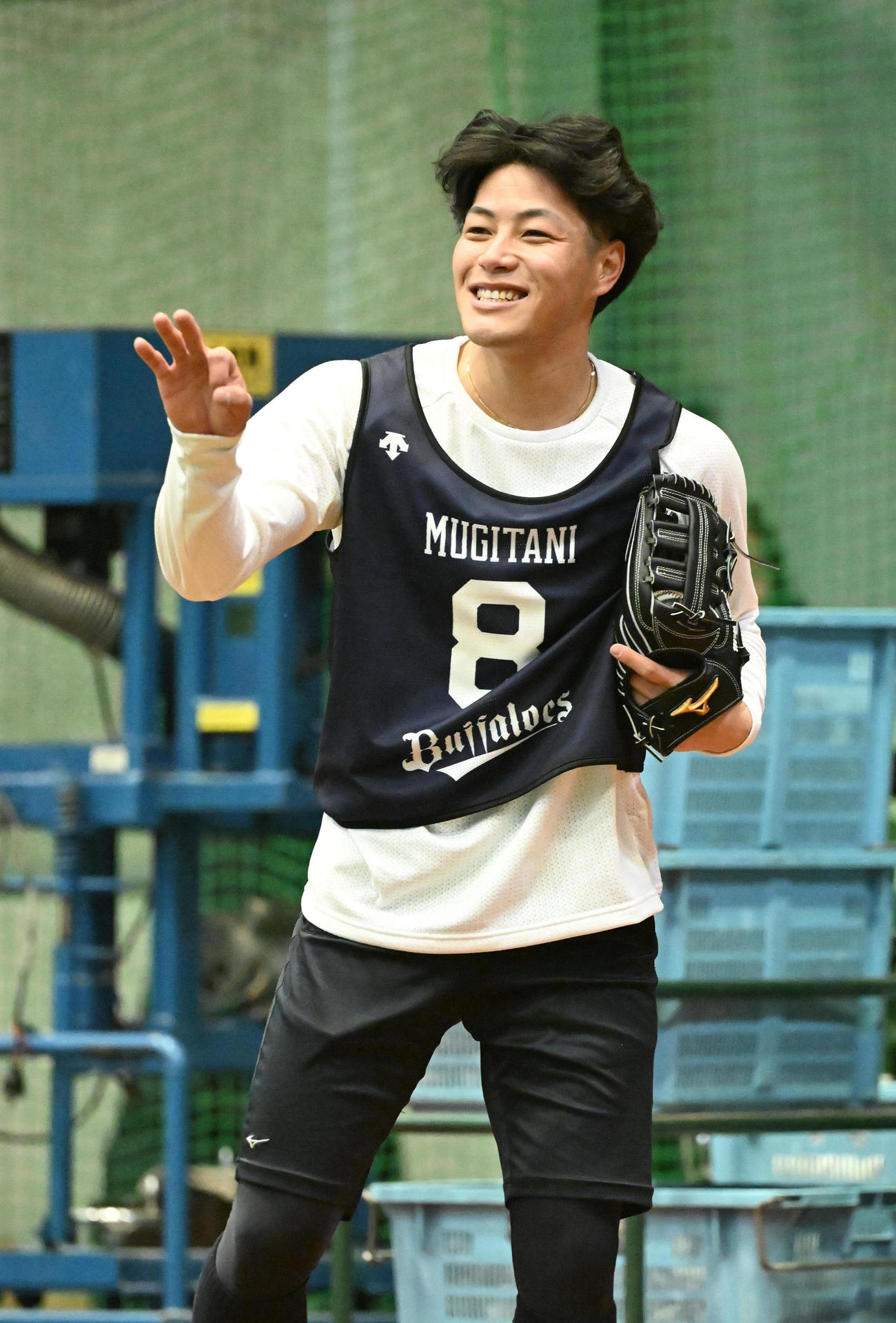 明るい表情でウオームアップするオリックス1位・麦谷（撮影・和賀正仁）