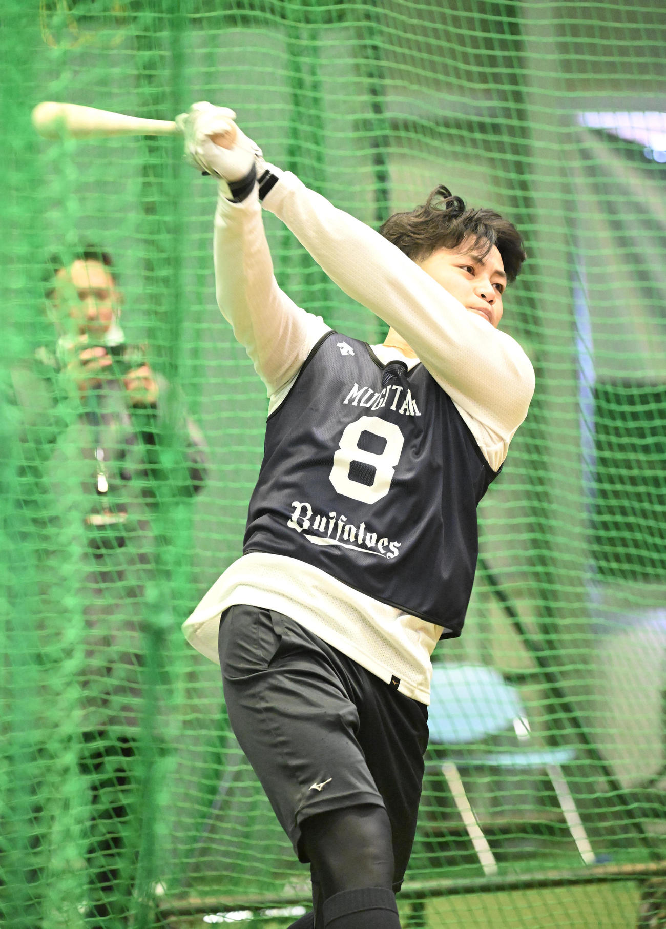 新人自主トレでティー打撃を行うオリックス1位・麦谷（撮影・和賀正仁）
